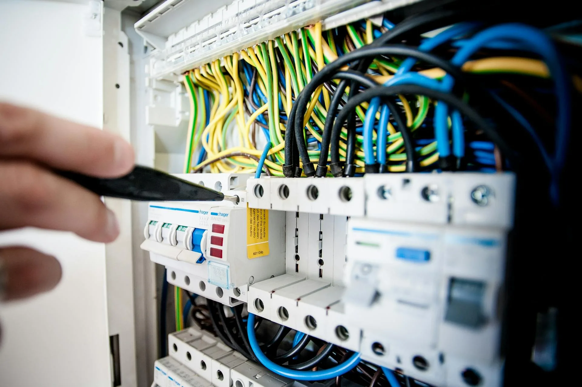 İstanbul'da elektrik tesisatı üzerinde çalışan elektrikçi